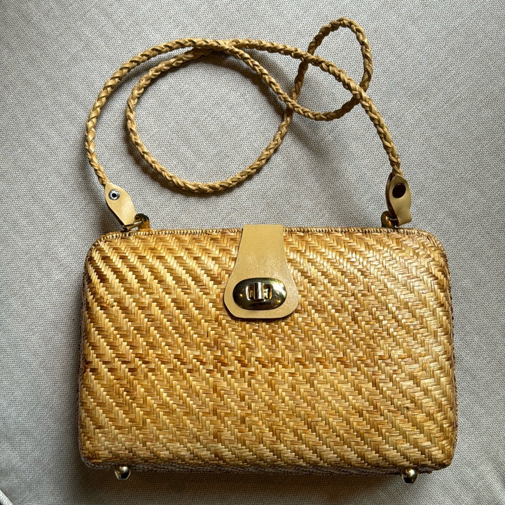 Gorgeous Vintage Bag-Tan Natural Fiber Exterior-Turn Lock Closure